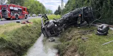 Camion autospurghi esce di strada e si rovescia: 2 feriti