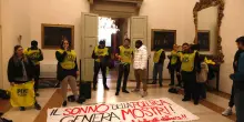 Via Michelino, sfratto e scontri. Tafferugli fuori dal palazzo, poi giù porte e muri per entrare