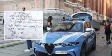 Scrive sui gradini di San Petronio a Bologna: denunciato
