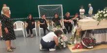 In fila per l’ultimo saluto a Gentiana: "Una donna gentile e silenziosa. È come se fosse ancora qui con noi"