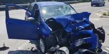 Schianto frontale fra moto e auto. Muore a 24 anni