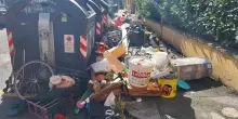 Svuota la cantina e lascia i rifiuti in strada: rischia una multa fino a 10mila euro
