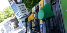 Rapina al distributore di benzina, dipendente si oppone e viene ucciso a coltellate: è caccia a due uomini