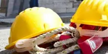 Pompei, incidente sul lavoro: due operai cadono da una gru e precipitano sui binari del treno