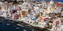 Procida, l’isola che resiste capace di accendere immaginari, storie e nostalgie. Qui il turismo chiassoso viene respinto