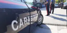 Napoli, blitz sotto casa e rapina a gioielliere mentre va a lavoro: banditi via con 500mila euro d’oro