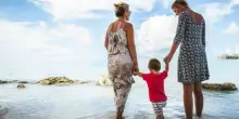 Sberla della Consulta al governo Meloni: “Entrambe le madri possono riconoscere figlio nato in Italia da pma”. Svolta storica per famiglie arcobaleno