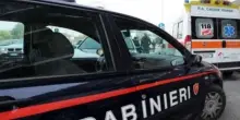 Lecce, donna uccisa in casa, fermato figlio 21enne. Le urla e l’allarme lanciato dal fratello: dramma domestico a Racale