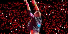 Chris Martin e lo scivolone pacifista durante il concerto dei Coldplay
