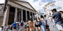 Uomo cade dal muro perimetrale del Pantheon e muore sul colpo, tragedia sotto gli occhi dei turisti a Roma