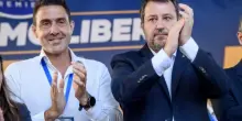 I toscani hanno mandato Vannacci a fare il bagno a Viareggio. E la Lega continua a cambiare slogan ogni settimana