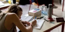 Maturità 2025, un po’ a destra, un po’ al centro, un po’ a sinistra: così i partiti si dividono le tracce