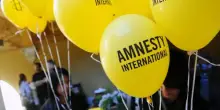 “Israele affama deliberatamente la popolazione di Gaza”, il racconto distorto di Amnesty che abbraccia la narrativa di Hamas