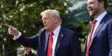 Trump non lascia, raddoppia: aumentano i dazi su acciaio e alluminio. E Musk attacca la legge di bilancio: “Non ne posso più”