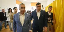 Exit poll elezioni Romania, vince il candidato di estrema destra Simion ‘scortato’ ai seggi da Georgescu: ballottaggio il 18 maggio