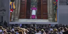 La prima fumata è nera, Parolin resta il favorito? Il giallo sui “doppi auguri” e la certezza di un Papa non divisivo