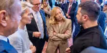 Meloni accolta in ginocchio da Rama ma esclusa dai volenterosi nel vertice con Zelensky e Trump: “Inutile fare foto e poi dire di no a invio truppe europee in Ucraina”