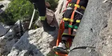 Cade sugli scogli durante la festa scudetto, giovane tifoso salvato da polizia e vigili del fuoco sul lungomare di Napoli