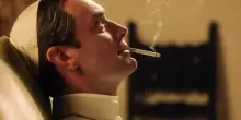 Conclave, il rito millenario trasformato in reality show globale: alla logica dell’istantaneità la profezia di Sorrentino