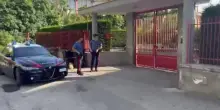 Orrore a Quarto, uomo ucciso e nascosto in una cassapanca sulla terrazza di casa: fermati i due figli