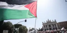 Antisemiti dichiarati, timidi e ipocriti: il ritratto di chi sventola la bandiera palestinese