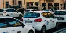 Salire a bordo di un taxi è un corso di sociologia: il telefono alla guida, le radio calciofile e il POS puntualmente rotto. Firmiamo un referendum