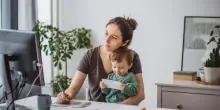 “Auguri e figli maschi!”, a determinare il gender gap è anche il sesso dei bambini: l’arrivo di una femmina renderebbe le mamme più tradizionaliste e casalinghe