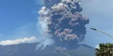 Etna, collassa il fianco settentrionale del cratere: alta nuvola di fumo, oltre 6 km di cenere vulcanica