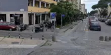 Malore dal parrucchiere a Napoli, donna salvata da coppia con neonato al seguito: massaggio cardiaco di tre minuti, applausi a infermiera e poliziotto
