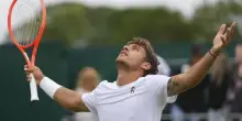 Cobolli è ai quarti di Wimbledon per la prima volta: Cilic Ko. Applausi di Bove in tribuna: l’azzurro sarà top 20