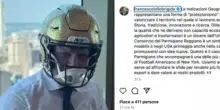 Lollobrigida un po’ running back, un po’ Hannibal Lecter: la foto con il casco di parmigiano è l’anti-scuola di selfie…