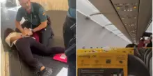 Vueling caccia 50 ragazzini dal volo perché “cantano in ebraico”, educatrice stesa a terra dalla Guardia Civil: “Ci hanno chiesto di cancellare foto e video”