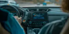 Le autoradio stanno sparendo, presto 26 milioni di italiani non avranno più un impianto ma radio digitali a pagamento