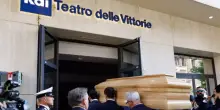Pippo Baudo, la camera ardente al Teatro delle Vittorie: il saluto di Mara Venier e Katia Ricciarelli, mercoledì i funerali in diretta tv