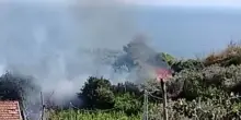 Napoli, fiamme in Discesa Gaiola: area interdetta, richiesto l’intervento dell’elicottero