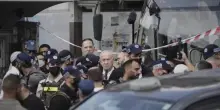 Attentato Gerusalemme, strage alla fermata dell’autobus: almeno 6 morti, feriti gravi. Hamas: “Benediciamo l’azione eroica”