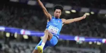 Mattia Furlani oro nel salto in lungo con 8.39, è il più giovane di sempre: “Finché non sento l’inno non ci credo”