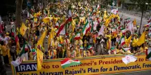 Gli iraniani sfilano a New York contro il regime. Cresce la protesta internazionale dei dissidenti