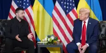 Zelensky ascolta Trump e si mette in scia: “Se si vuole la pace servono le armi”