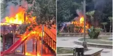 Napoli, in fiamme le giostrine dei bambini: paura al Corso Vittorio Emanuele. “Rogo doloso per allontanare clochard”