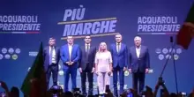 Regionali Marche, i sondaggi danno Acquaroli avanti di 5 punti su Ricci. I due comizi: Meloni e il centrodestra unito, Schlein in solitudine