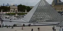 Rapina al museo del Louvre: sette minuti per rubare i gioielli di Napoleone, la fuga in scooter