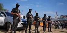 Israele chiude valico di Rafah e blocca ingresso aiuti: “Hamas non ha rispettato patti, mancano 24 salme degli ostaggi”