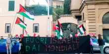 Venti di pace, ma la sinistra e la santa protettrice della Flotilla fischiano il calcio di rigore: corteo contro Italia-Israele, “blocchiamo tutto”