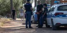 Dieci coltellate al fidanzato della sua ex, poi si brucia in auto. Orrore Fiorenzuola d’Arda, un 32enne lotta per la vita