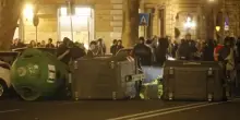 A Roma il corteo per Gaza diventa guerriglia: striscione pro 7 ottobre, petardi e scontri con la polizia