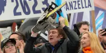 Svolta autoritaria in Argentina: Milei riforma la polizia dando il via libera ad arresti e perquisizioni senza mandato