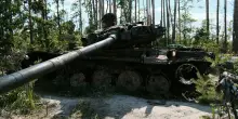 Sulla guerra in Ucraina, Usa e Ue sempre più distanti. Bruxelles vara il 18esimo pacchetto di sanzioni contro Mosca mentre Washington pensa a tagliare gli aiuti militari a Kiev