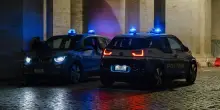 Pusher arrestata a Roma: nascondeva la cocaina nei doppi fondi, ricavati artigianalmente, delle lattine di bibite e la consegnava a domicilio