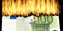 Stipendi sempre più bassi, crollano i salari reali in Italia: quanto è scesa davvero la busta paga